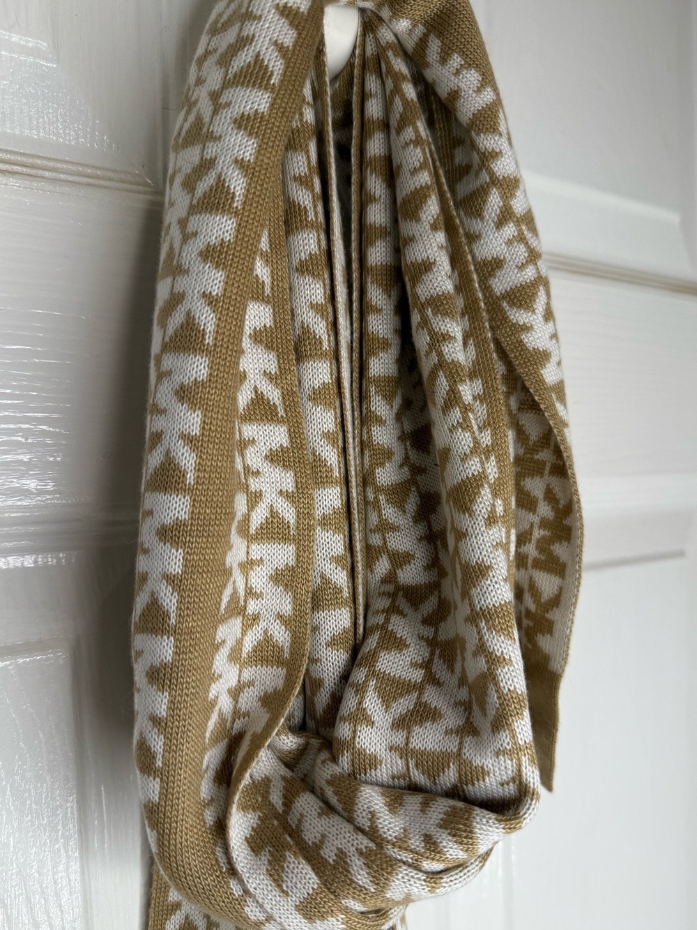 MICHAEL KORS REVERSIBLE MONOGRAM KNIT SCARF - Picture 6 of 10